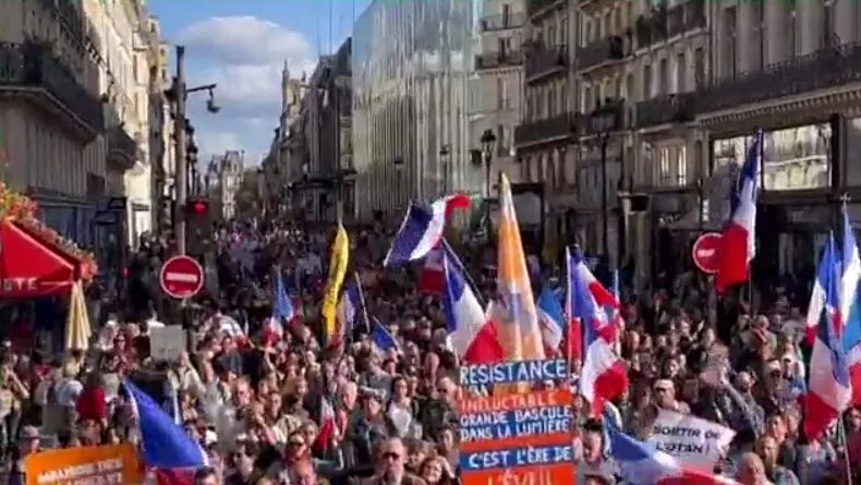 Нато в париже. Митинг против НАТО во Франции. Франция митинг за выход из НАТО. Выход Франции из НАТО. Франция выходит из НАТО.