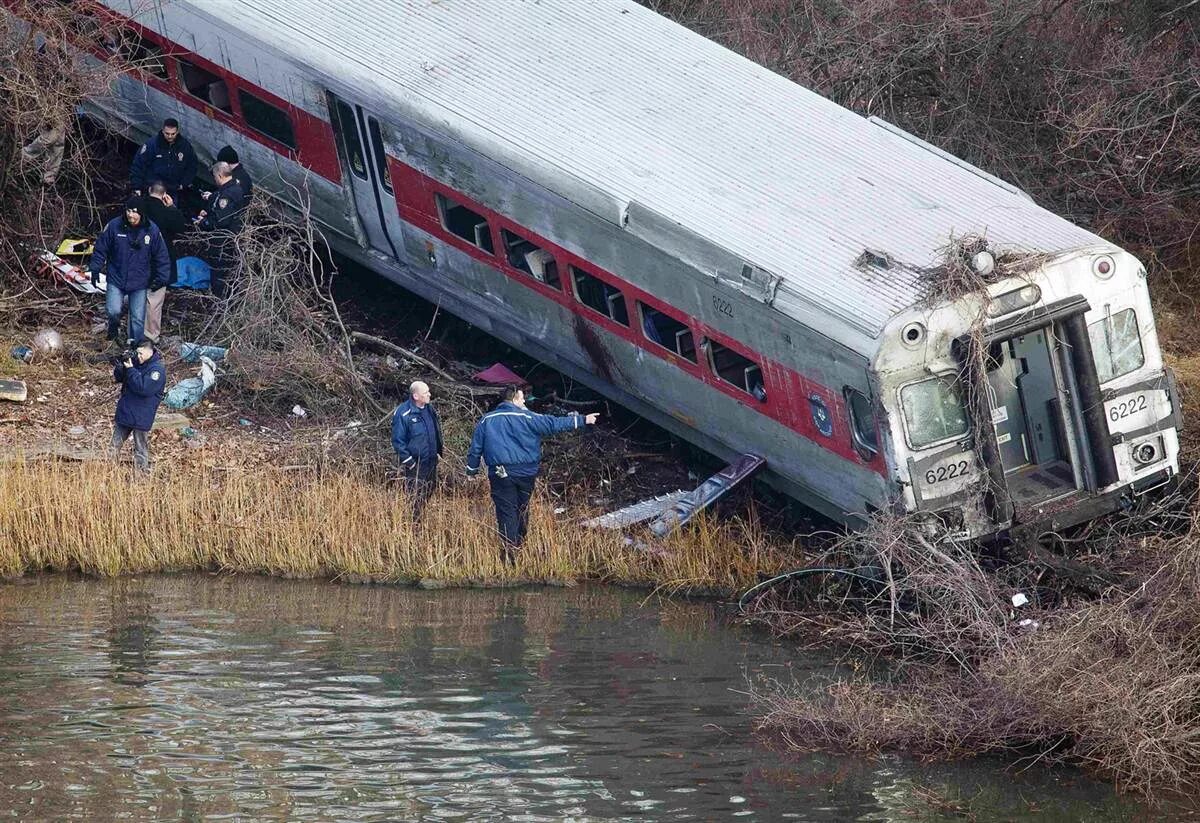 Происшествия крушение. Катастрофа с пассажирским поездом. Крушение пассажирского поезда.