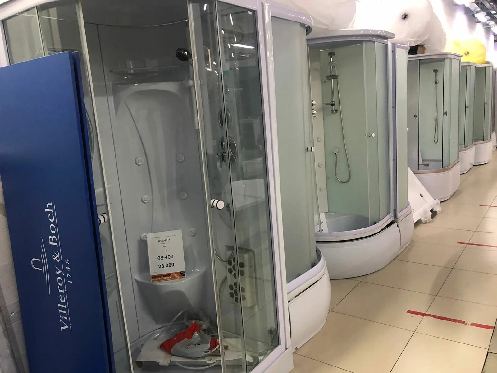 Ассортимент крепежа для открытия магазина. Каширский двор 2 этаж люстры. Блюмаркет сантехника москва. Сантехник кашира. Инструменты на голубом фоне.