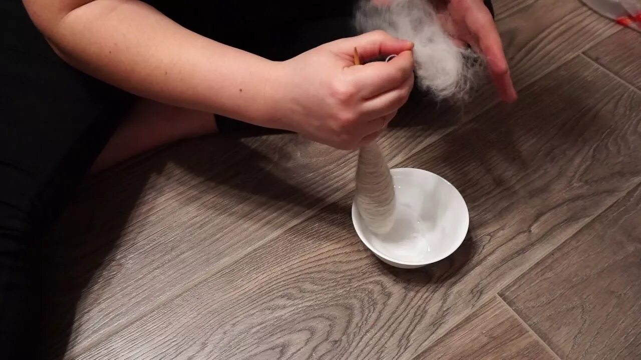 Спряду собачью шерсть. Веретено с шерстью. прядем собачью шерсть на веретено. прядем короткую собачью шерсть на веретене. как прясть собачью шерсть на веретене.