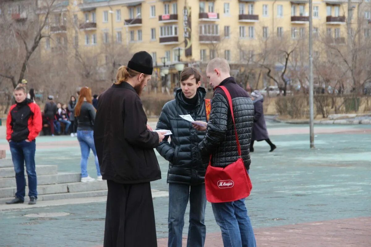 Свидетели Иеговы проповедники. Свидетели Иеговы в Чите. Проповедник на улице. Иеговисты на улице.