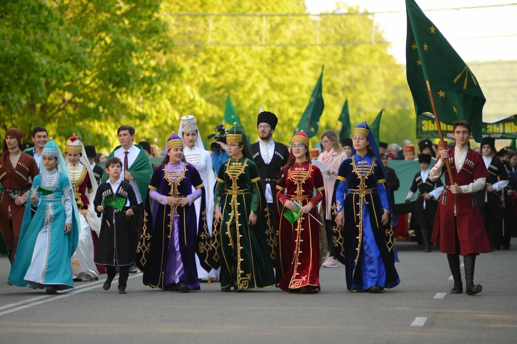 Адыгейцы Майкоп. Республика Адыгея Адыги. 100 Летие государственности Адыгеи. Адыги Черкесы кабардинцы.