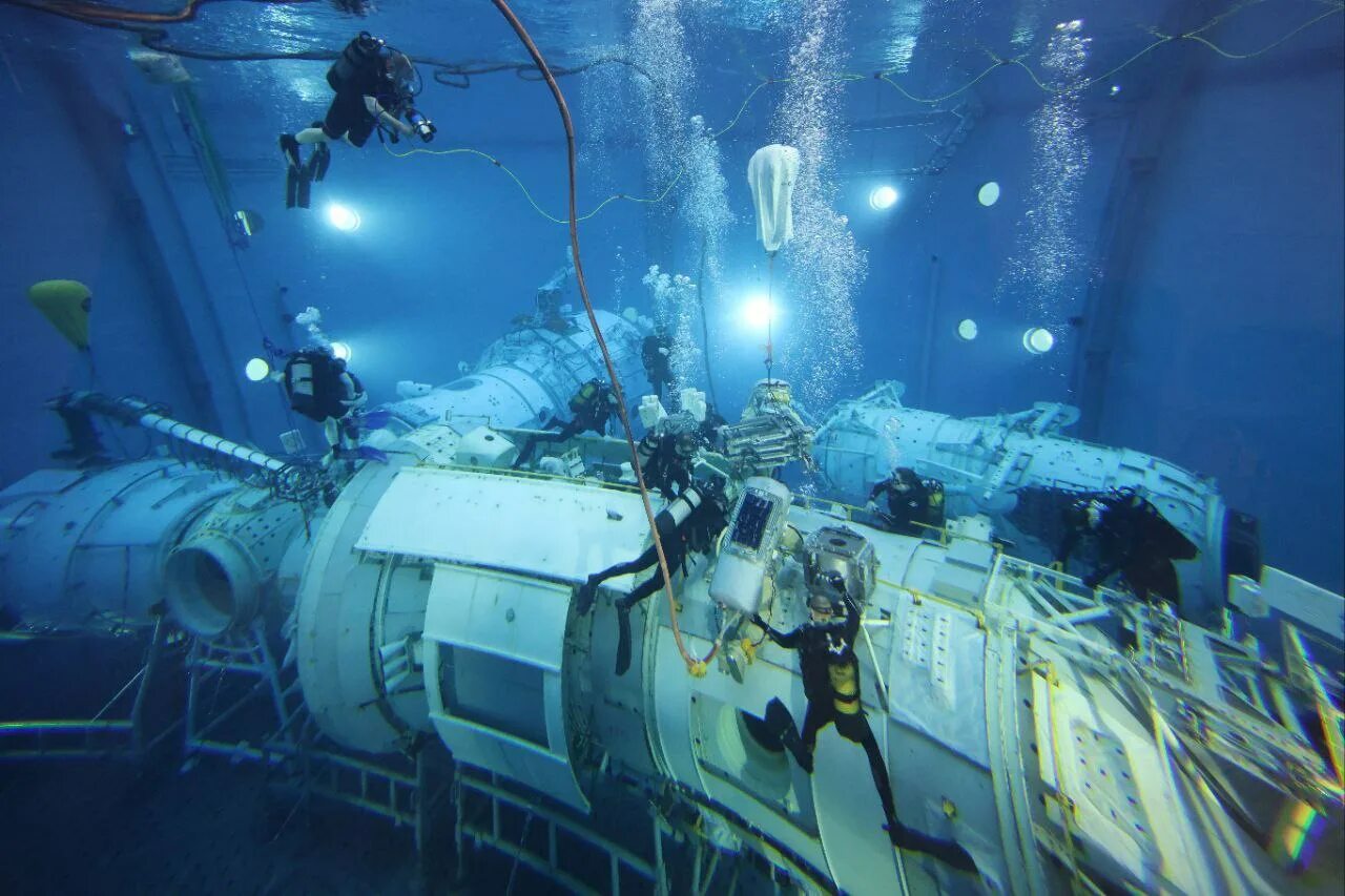 Рекорд по времени в космосе. Погружение в воду. Гидролаборатория центра подготовки Космонавтов. Вода в космосе. Снимки Космонавтов на МКС.