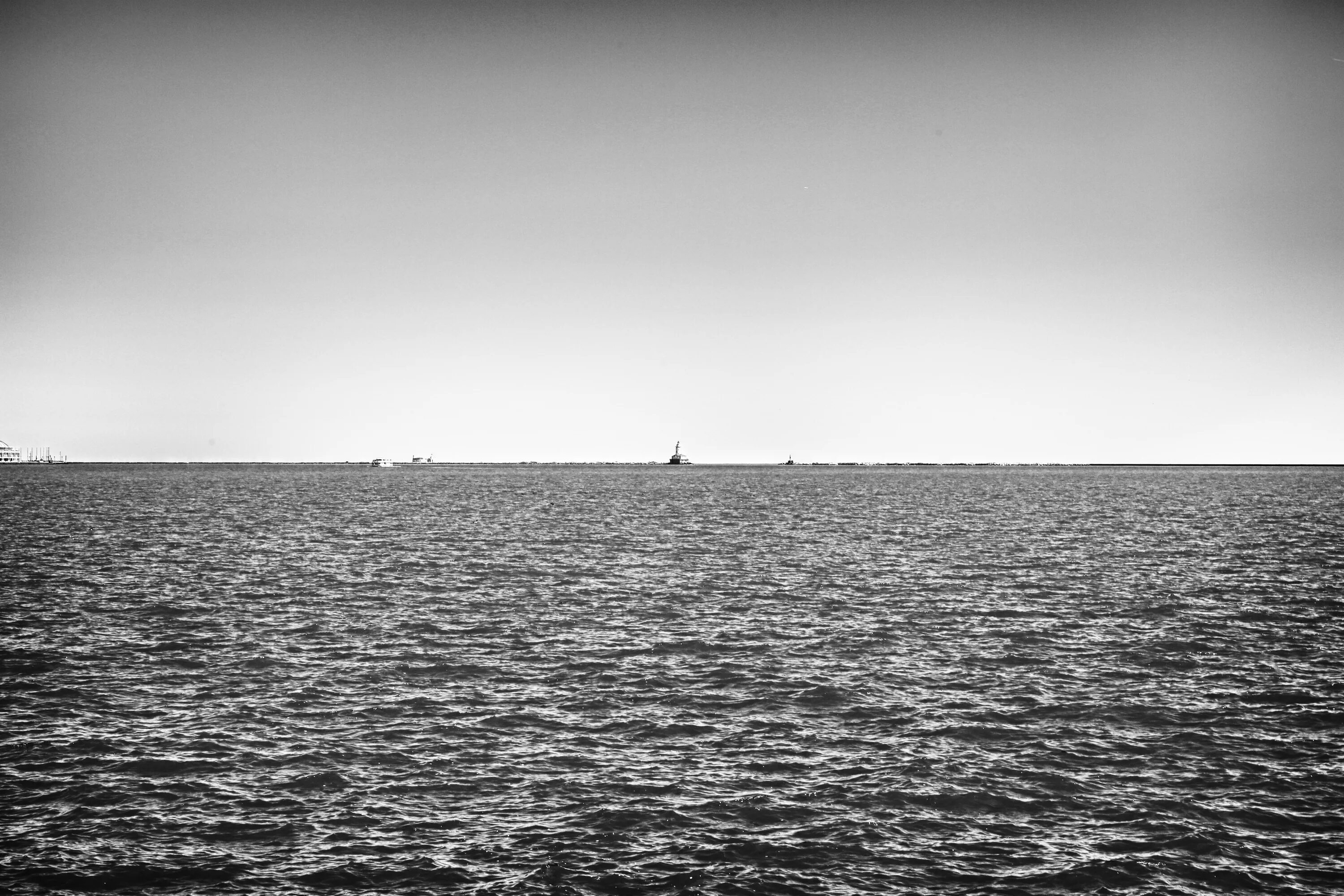 Черно белый океан. Море черно белое. Море Горизонт. Черно белый Горизонт. Линия горизонта на море.