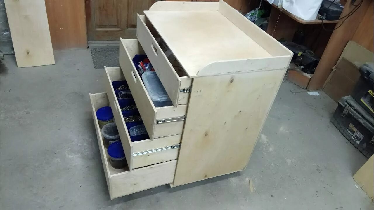 Ящик wooden crate. Стол на колесиках для мастерской. Ящики на колесах своими руками. Ящики на колесах своими руками. Ящик для инструментов на колесиках.
