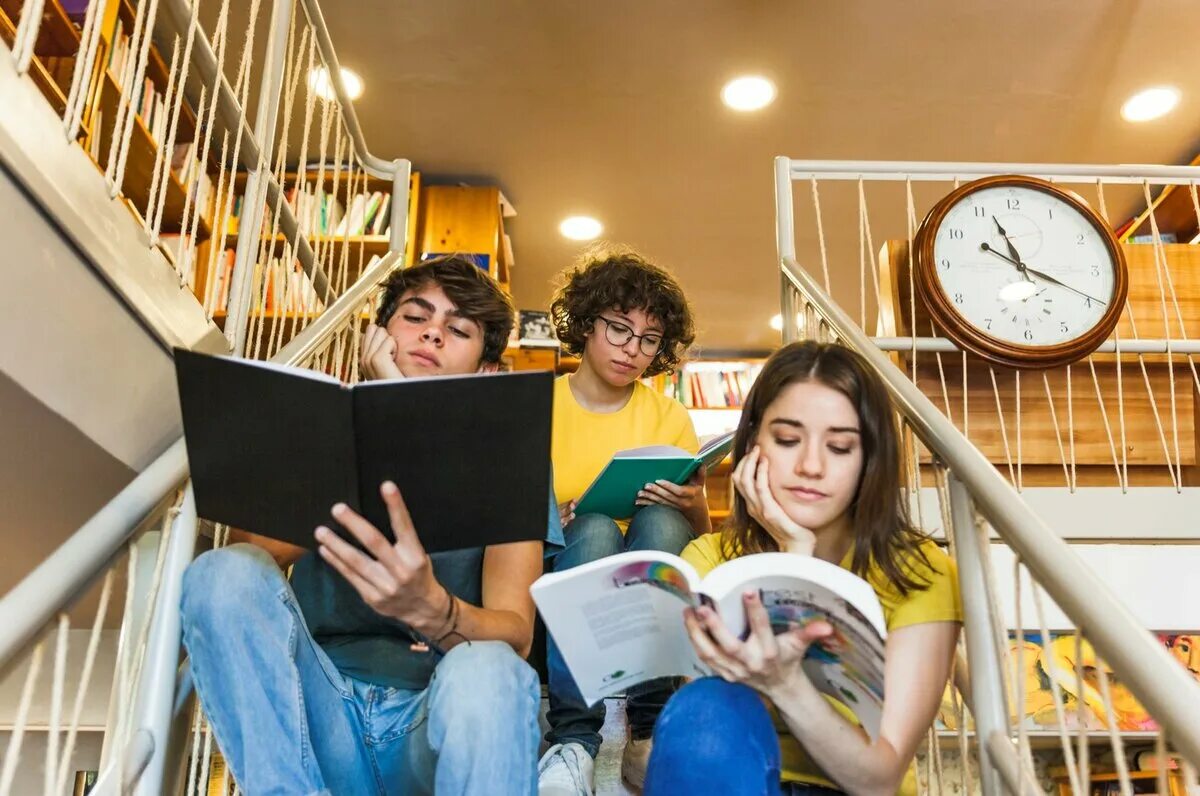Подростки в библиотеке. Подросток с книгой. Чтение подростки. Молодежь и чтение. Проявить читатель