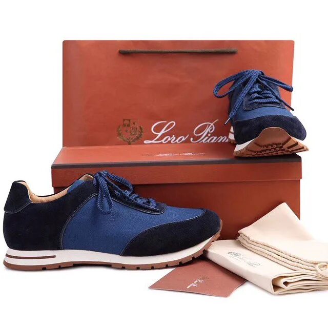 Туфли мужские. Продавщица одежды. Стильный мужской гардероб. Баннер для магазина одежды. Девушки рекламируют обувь.