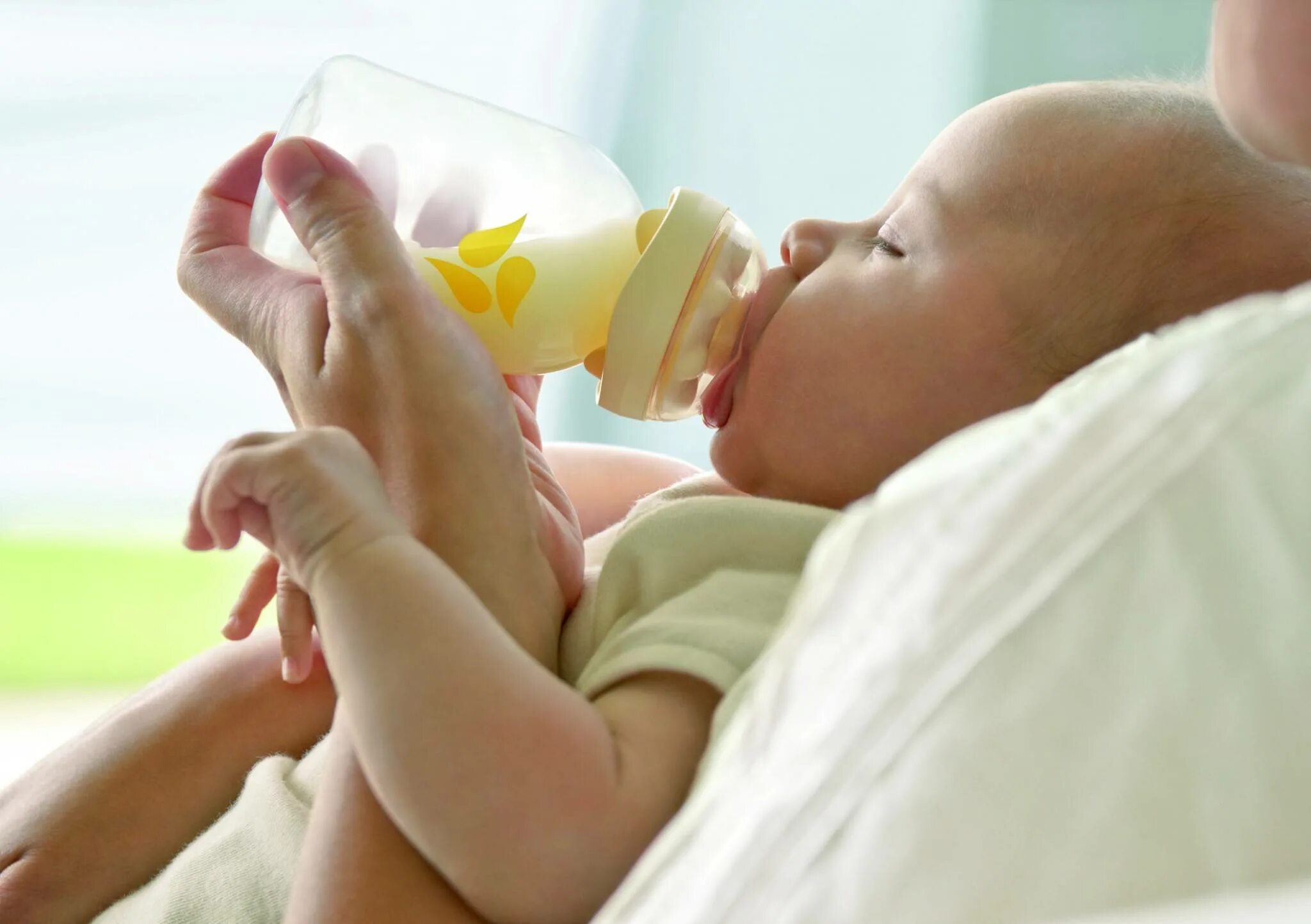 Бутылочка для докорма новорожденного. Грудное и искусственное вскармливание. Кормление ребенка из бутылочки. Кормление новорожденного ребенка из бутылочки. Искусственное вскармливание как кормить