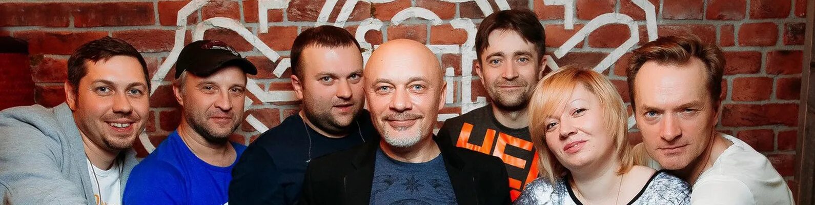 Выступление кавер группы. Vinyl group. Кавер группа оранжевый винил. Vinyl blast. Виниловой группы.