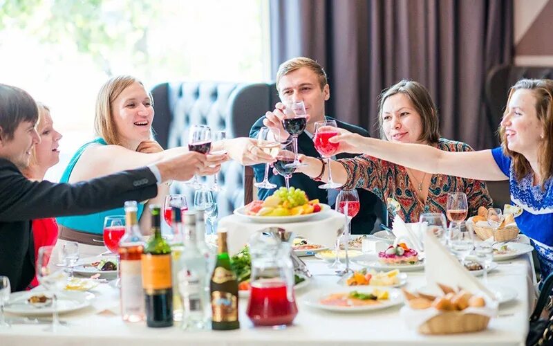 Как встретить гостей весело. Новый год с друзьями. Праздник застолье. Большая семья за праздничным столом. Люди за праздничным столом.