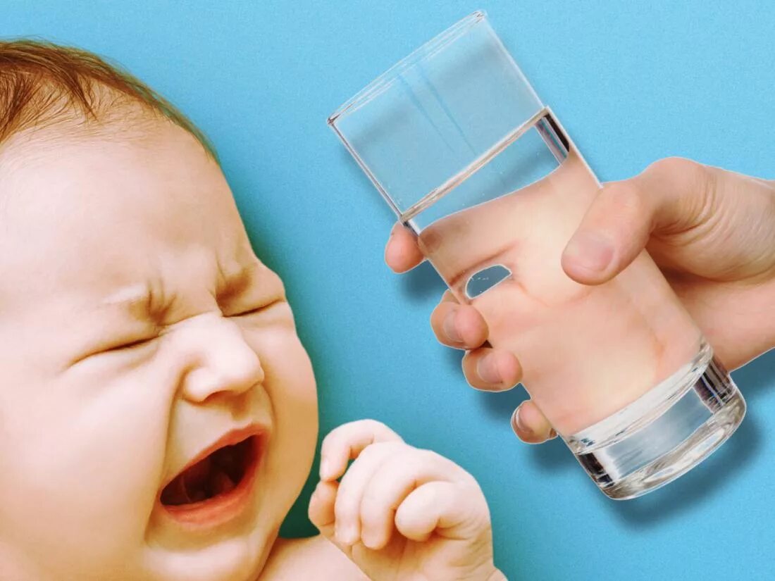 Допаивать ребенка водой. Ребенок пьет воду. Допаивание водой новорожденного. Допаивать грудничка водой.
