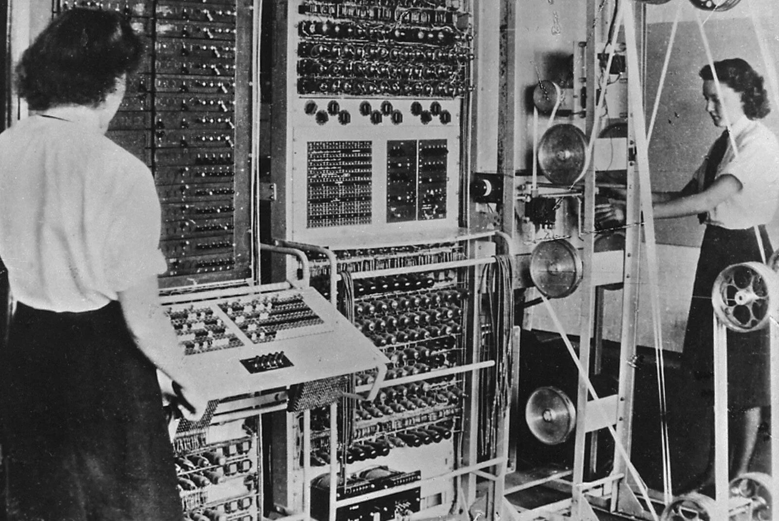 Секретный британский компьютер Colossus 1943. Колосс вычислительная машина 1943. Colossus и Mark-1. Электронный компьютер электронная машина