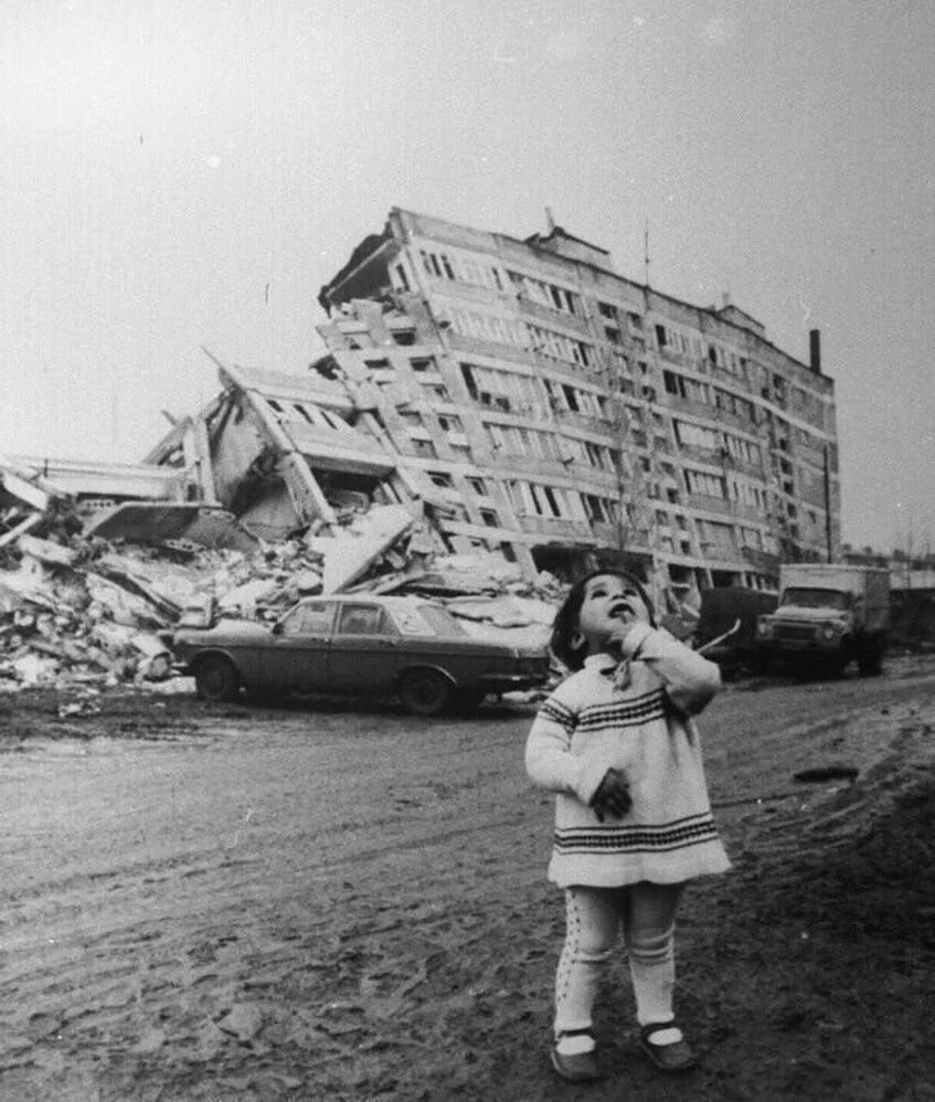 7 декабря 2001 год. Землетрясение в Армении в 1988. Спитак землетрясение 1988. Армения Спитак 1988 год землетрясение. 7 Декабря 1988 года Спитак.