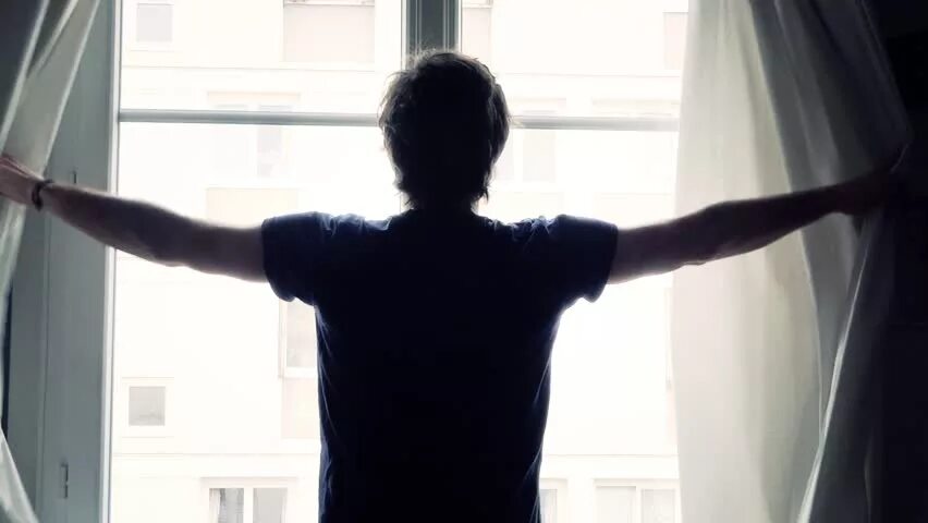 The curtains are in on the. Распахивает шторы. мальчик открывает шторы. the man opening the curtain. мужчина распахивает окно красивые фото.