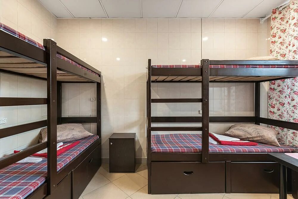 Двухэтажная кровать в общаге. Хостел для рабочих. Хостел номер внутри. Авито хостел. Авито хостел.