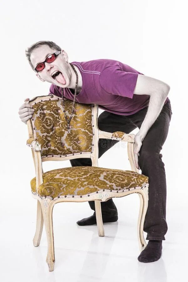Парень в рваных джинсах сидит. Personality crazy. Шальной человек. Человек кричит вектор. Парики конопля.