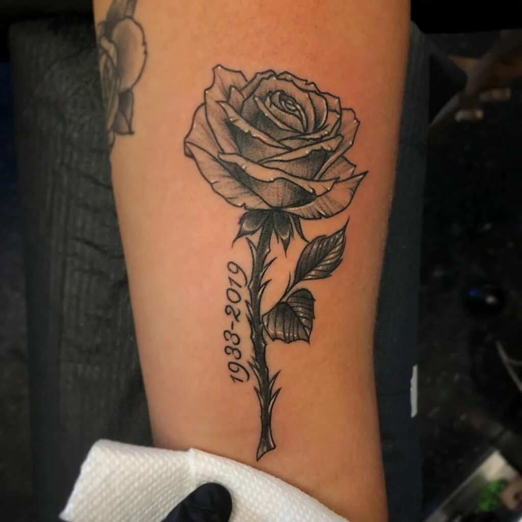 Тату розы на руке мужские. Тату розы на руке у девушек значение. Роза в руке. Тату розы на руке у девушек значение. Роза на кисти.