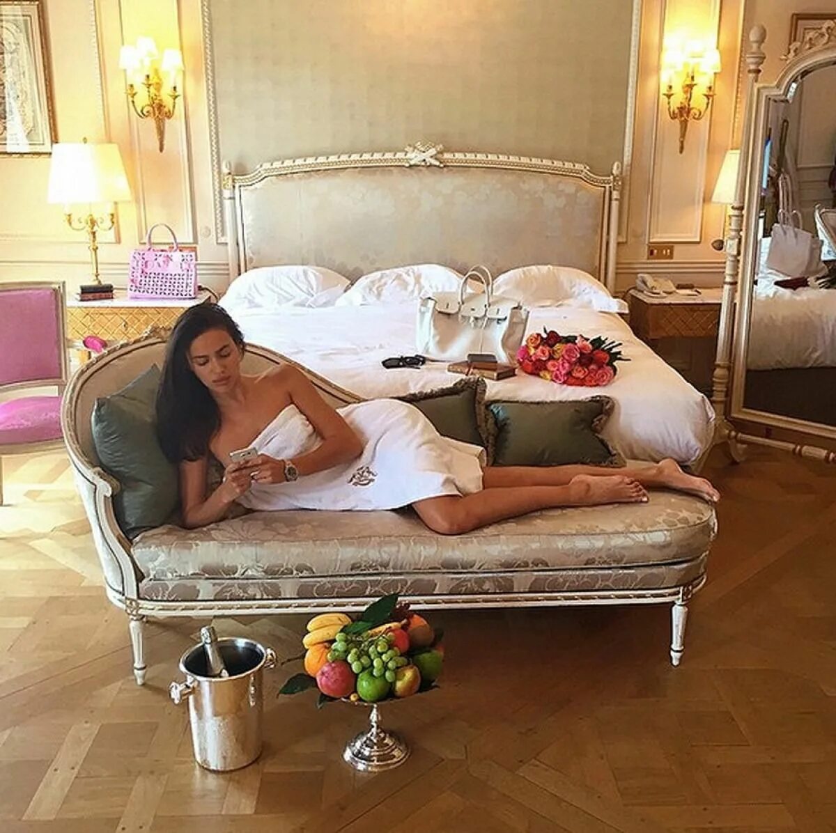 Жена в отеле. Luxury girl Ирина Шейк. Женщина в отеле. Фотосессия в гостиничном номере. Красивая фотосессия в отеле.