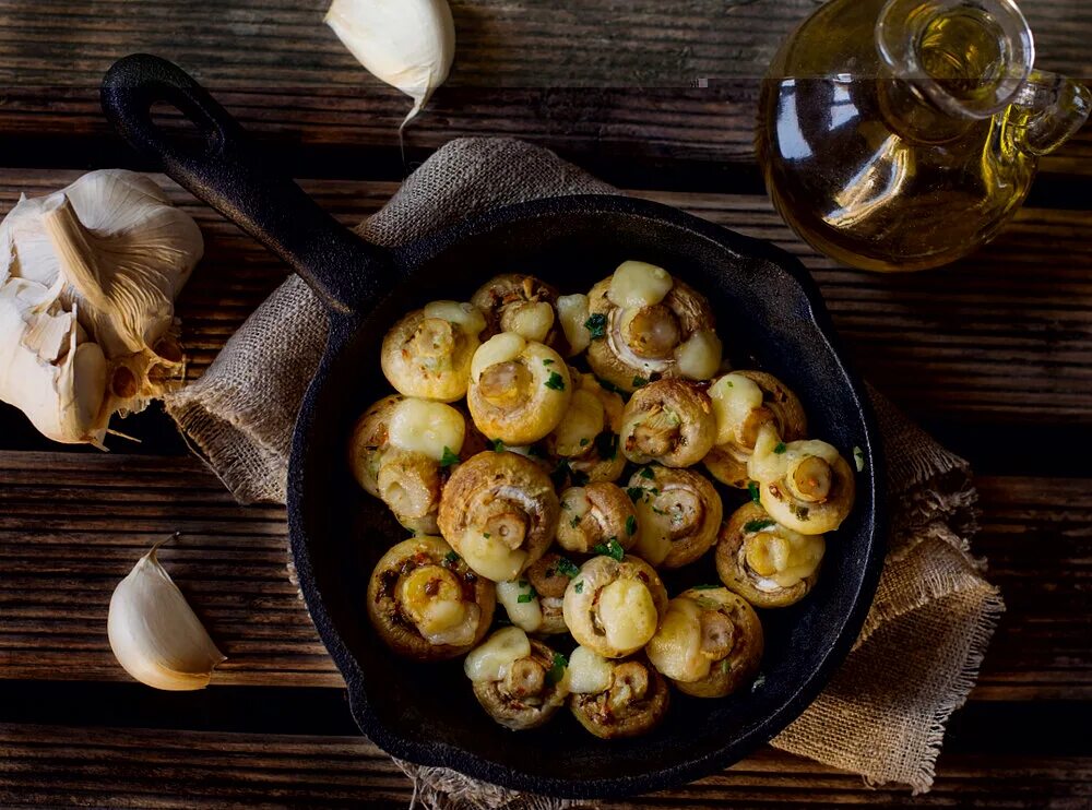 Запечь шампиньоны с сыром и чесноком. Чесночные шампиньоны. жареные шампиньоны. шампиньоны с сыром сулугуни. жареный сулугуни с грибами.