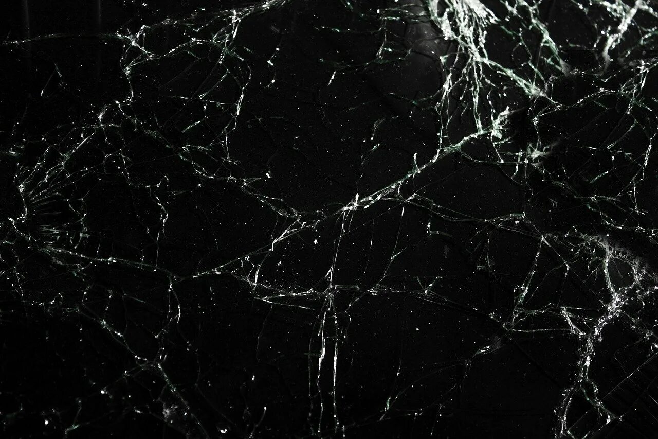 Трещины стекла на черном фоне. Разбитое черное стекло. Текстура черного стекла. Текстура льда.