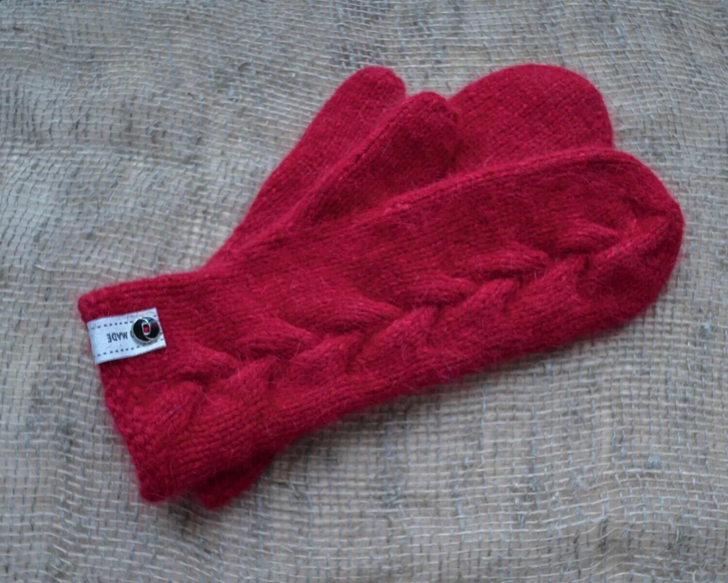 Варежки из норки с косами. Вязаные рукавицы из пуха норки. Варежки из пряжи норки. Пушистые варежки. Варежки из пряжи норки.