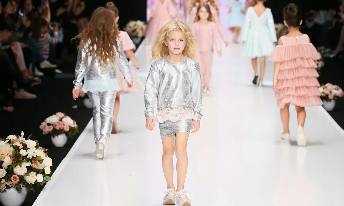 Детский модный показ. Показ мод дети. Детский Модельный бизнес. Подиум детской моды.