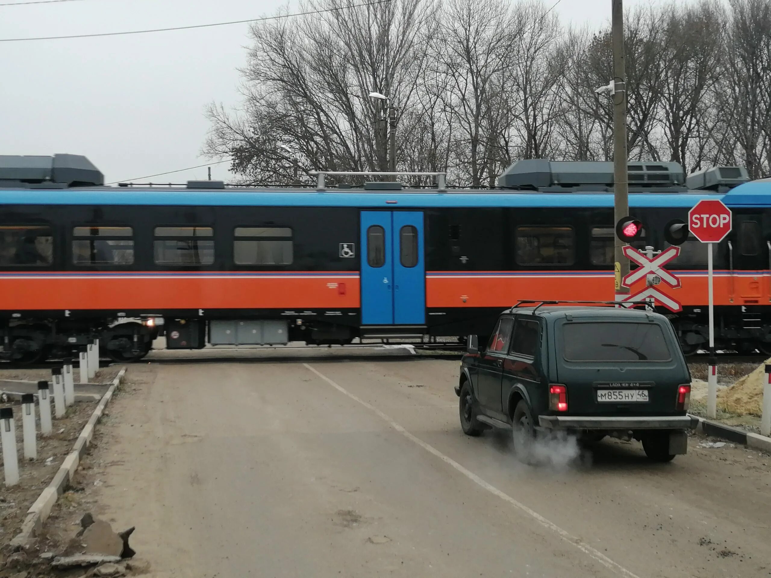 Российская железная дорога. Курская железная дорога. Поезд на переезде. Железнодорожный переезд Курск. Переехать в курск