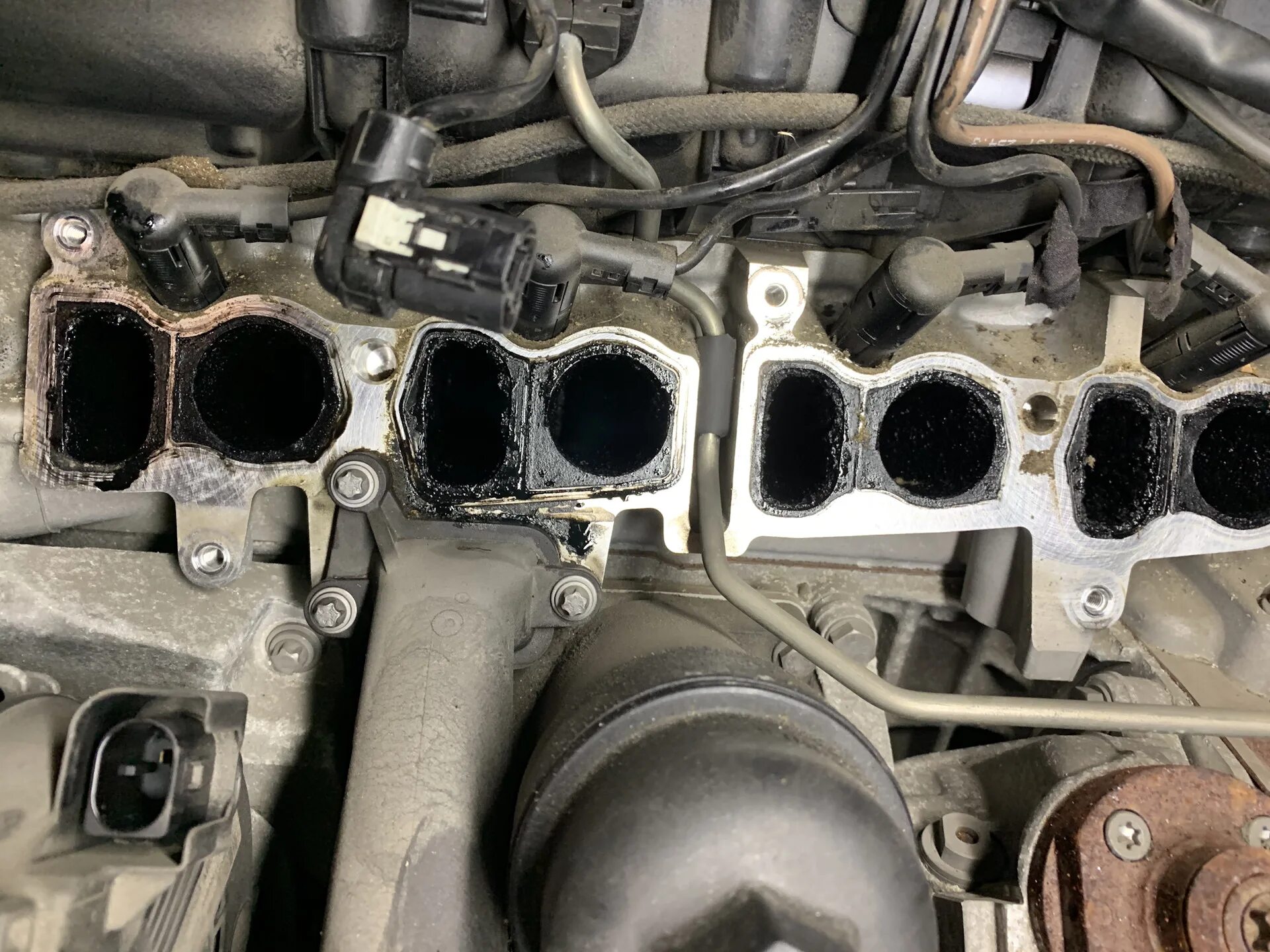 Снять всасывающий коллектор. Чистка впускного коллектора bmw n57. заслонки коллектора bkd 2.0 дизель. заслонки впускного коллектора bmw f10. чистка впускного коллектора bmw2.5.