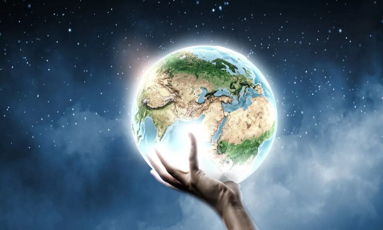 Давай думать о нашей планете. Планета земля. Земля в руках. Красивый земной шар. Красивая земля.