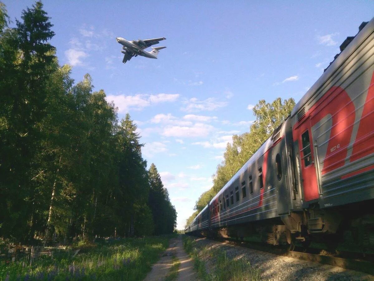 Самолетом поездом. Самолёты и поезда. Поездатая. Самолет и поезд фото. Самолет над поездом.