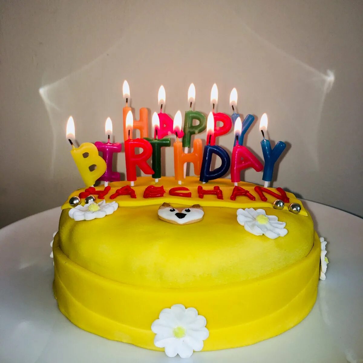свечи для торта. торт хэппи бездей. торт с днем рождения!. торты хэппи. торт с надписью хэппи бездей.