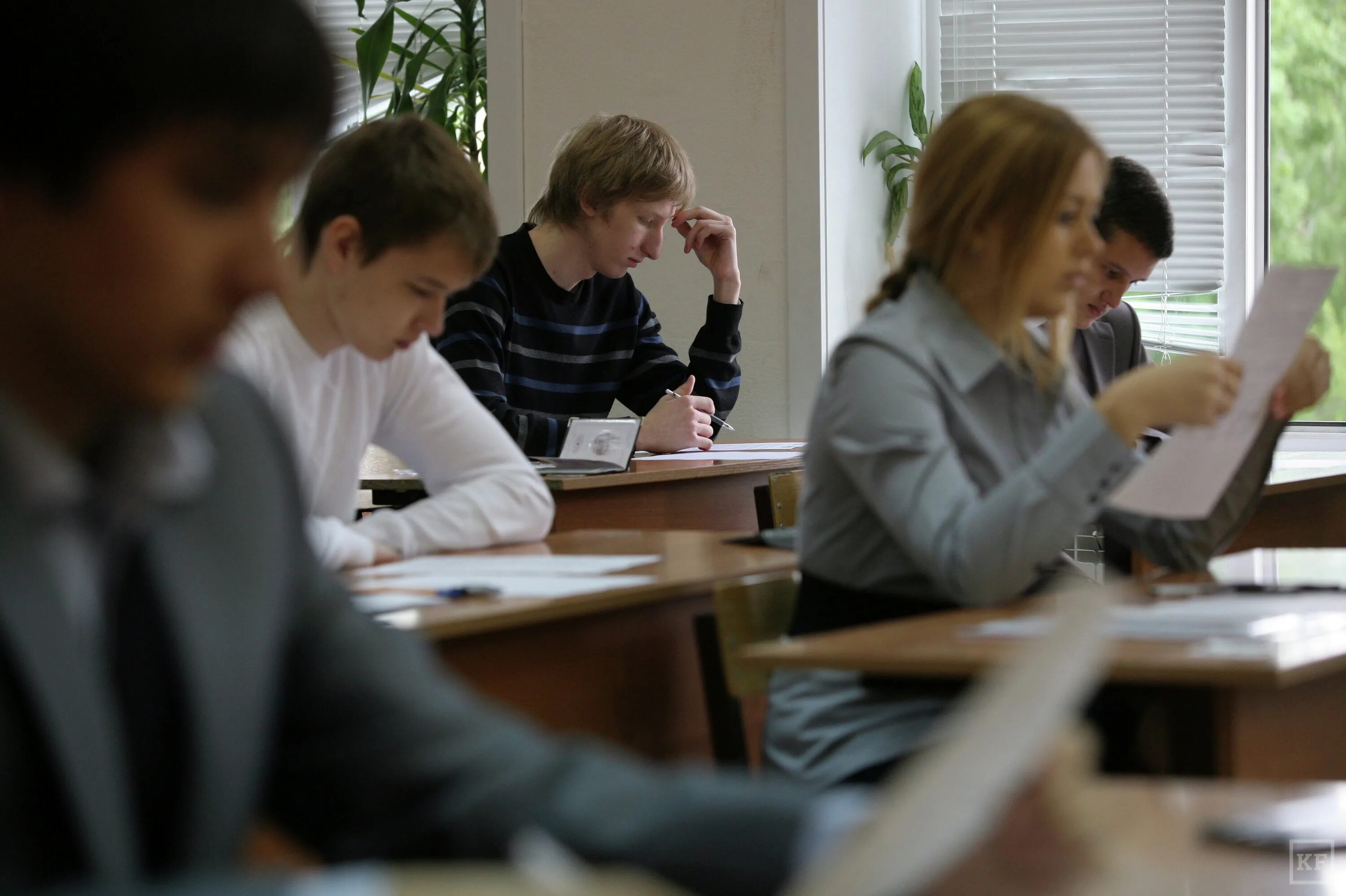 Сдать экзамен на профессию. Экзамены в школе. Ученики на ЕГЭ. Дети на экзамене. Старшеклассники ЕГЭ.