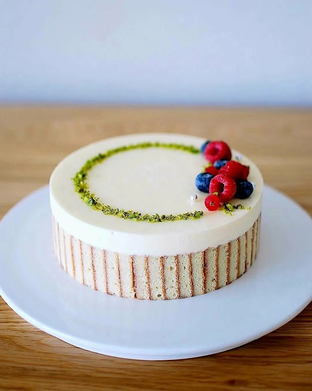 оформление торта минимализм. украшение торта минимализм. минималистичный декор торта. украшение торта макаронс и ягодами. минималистичный декор торта.