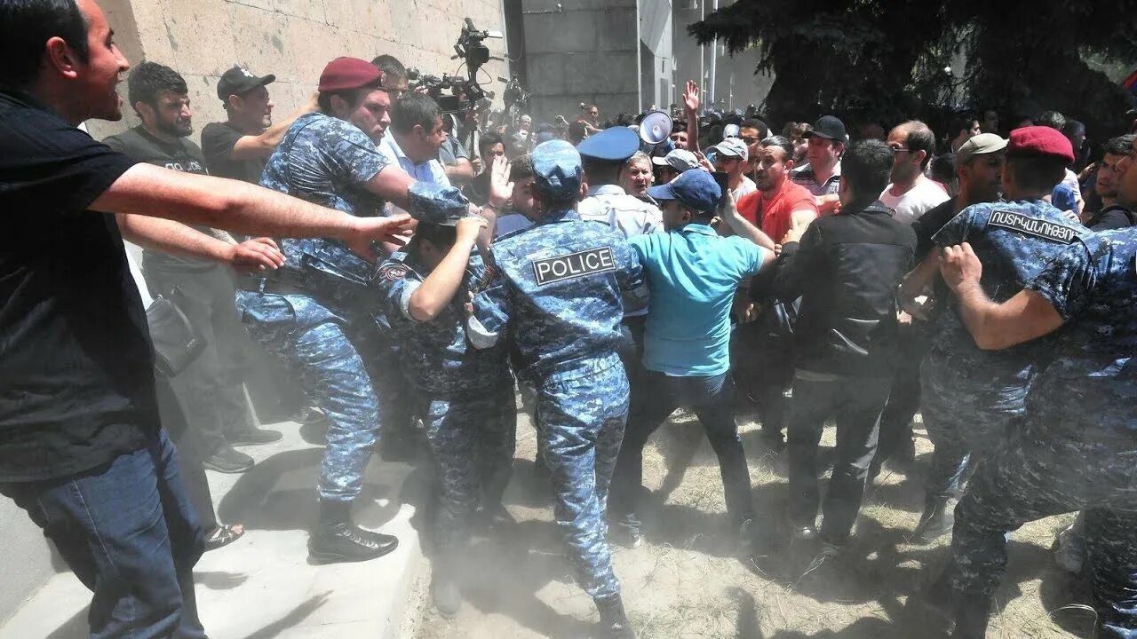 Финансовая пирамида ммм. Митинги пострадавшие. Протесты в каракалпакстане (2022). Протесты в белоруссии 2020 разгон. Митинги пострадавшие.