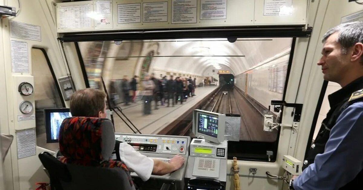 Машинист линии. Машинист московского метро. Машинист электропоезда метро москвы. Машинисты московского метро депо владыкино. Машинист электропоезда московского метрополитена.