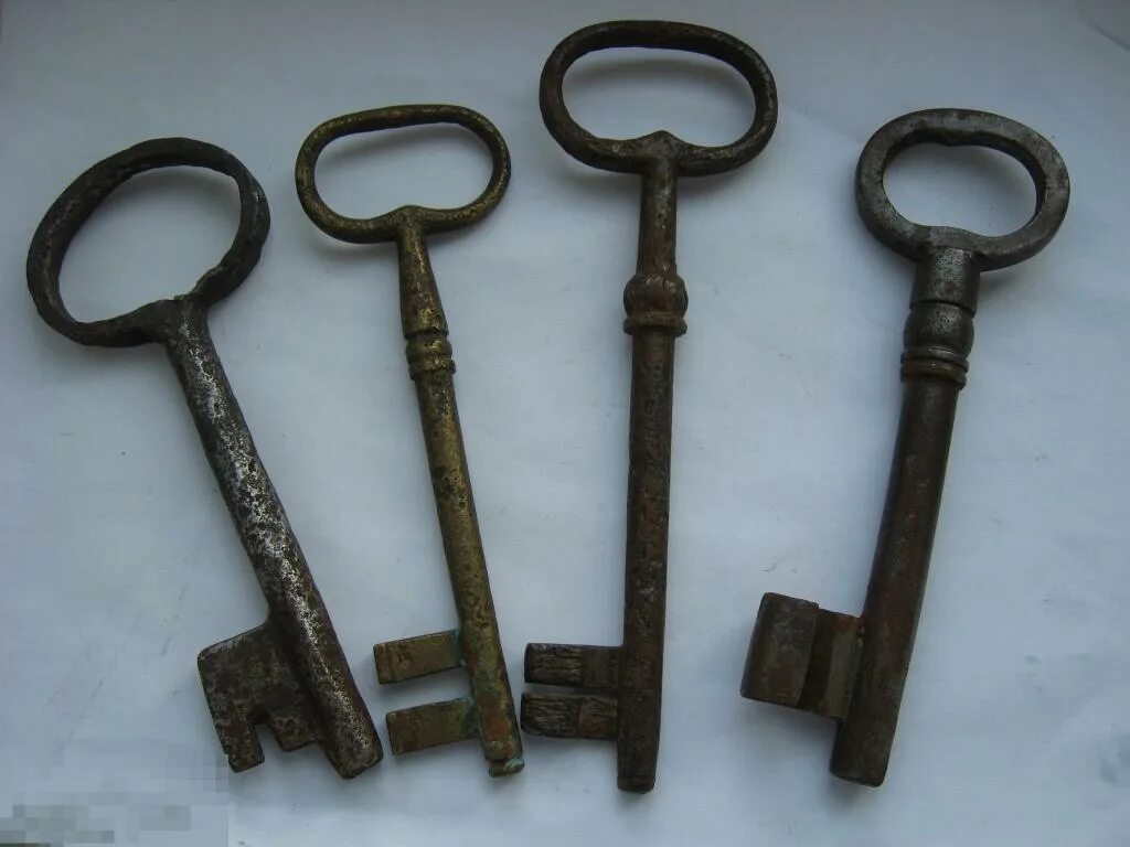 Ключ старого образца. Ключ 19 век. Старинный ключ. Антикварный ключ. Старые ключи от замков.