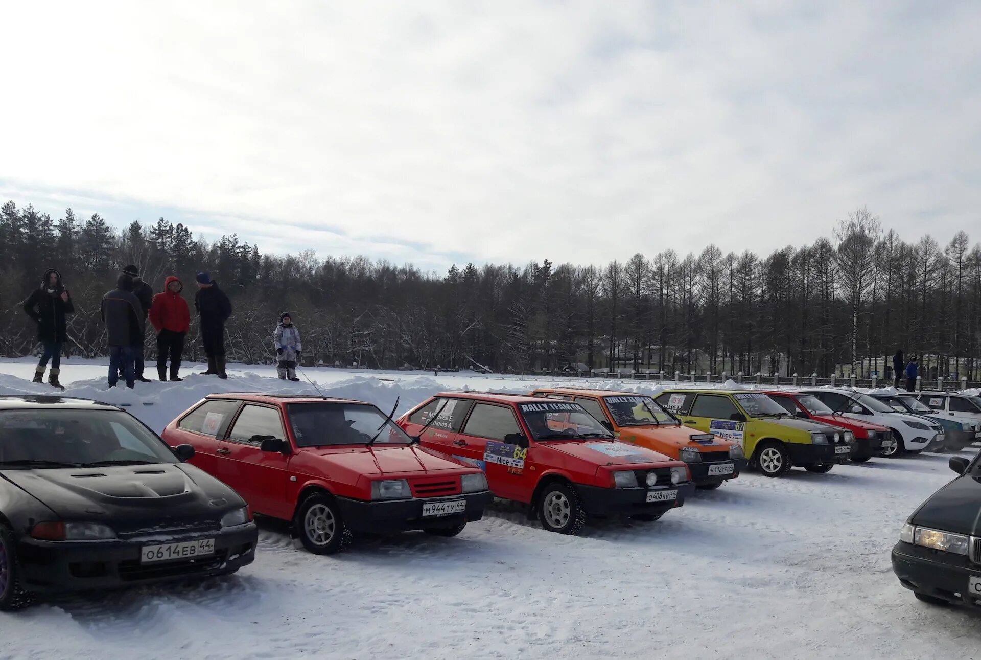 Жевание еды. Ешь 44. Удовольствие от пищи. Ешь 44. Человек с едой.