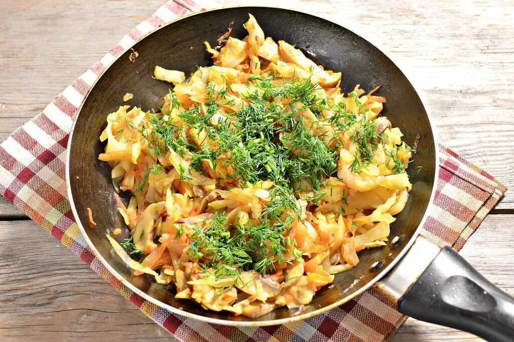 Оранжевая капуста тушеная. Капуста тушеная с грибами на сковородке. Тушеная капуста с грибами на сковороде. Гриб капуста. Тушёная капуста с нрибами.