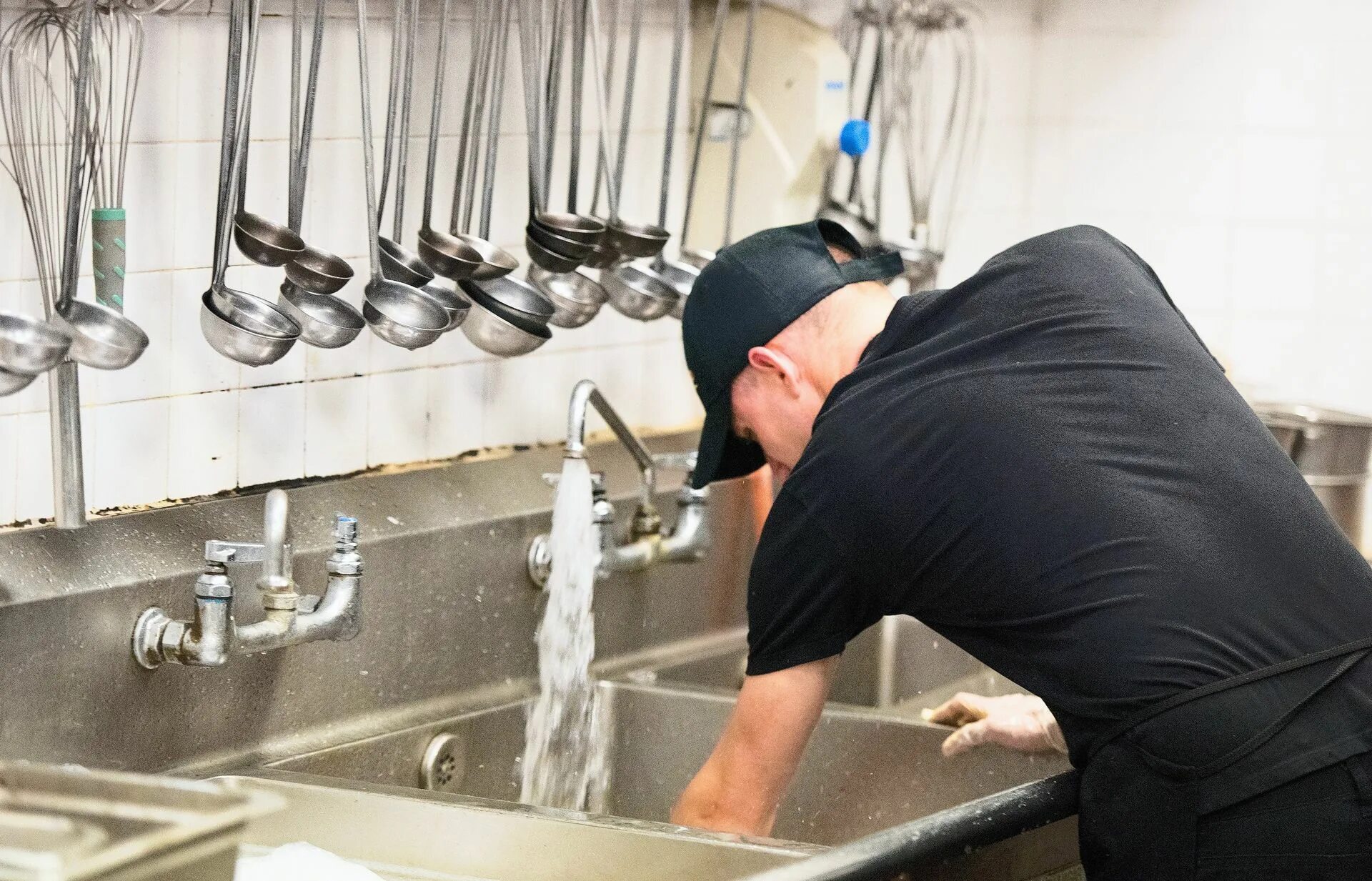 Кухонный рабочий. Подсобный рабочий столовую. Мойка посуды в ресторане. Кухонный работник. Мойщик посуды в столовую.