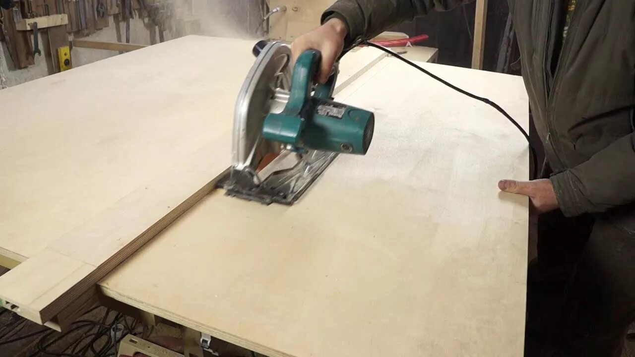 направляющая для циркулярной пилы под 45 градусов. стол для распила фанеры. шипорезка для циркулярки. как сделать распил своими руками. направляющая для циркулярки.