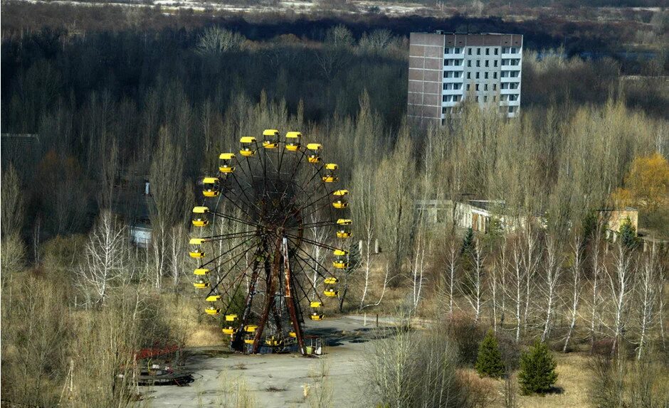 Chernobyl zone. Зона отчуждения Чернобыльской АЭС. Колесо обозрения Припять 1986. Зона отчуждения Чернобыль станция Припять. Чернобыль зона отчуждения город Припять.