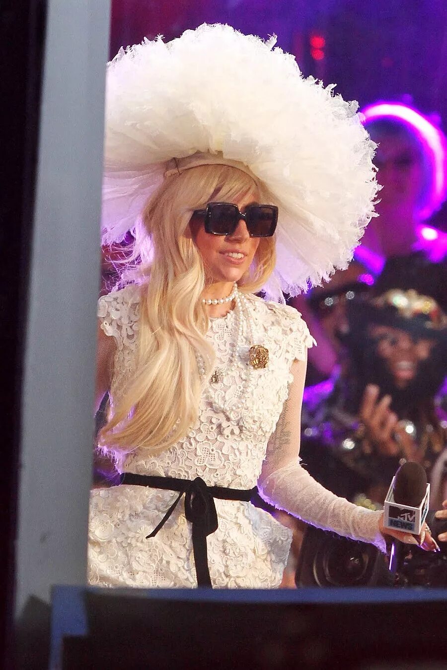 Шоу леди гаги. Jtkb гага. леди гага 18. lady gaga 2011. леди гага в фиолетовом платье.