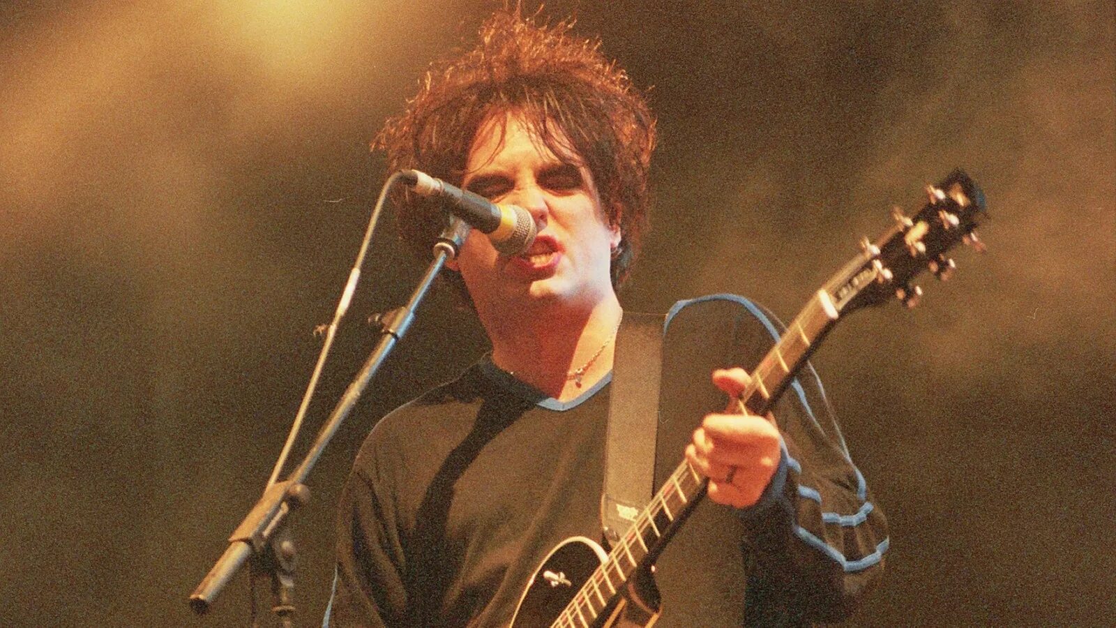 The cure forest. Басист Cure. The Cure Live. Басист из the Cure.