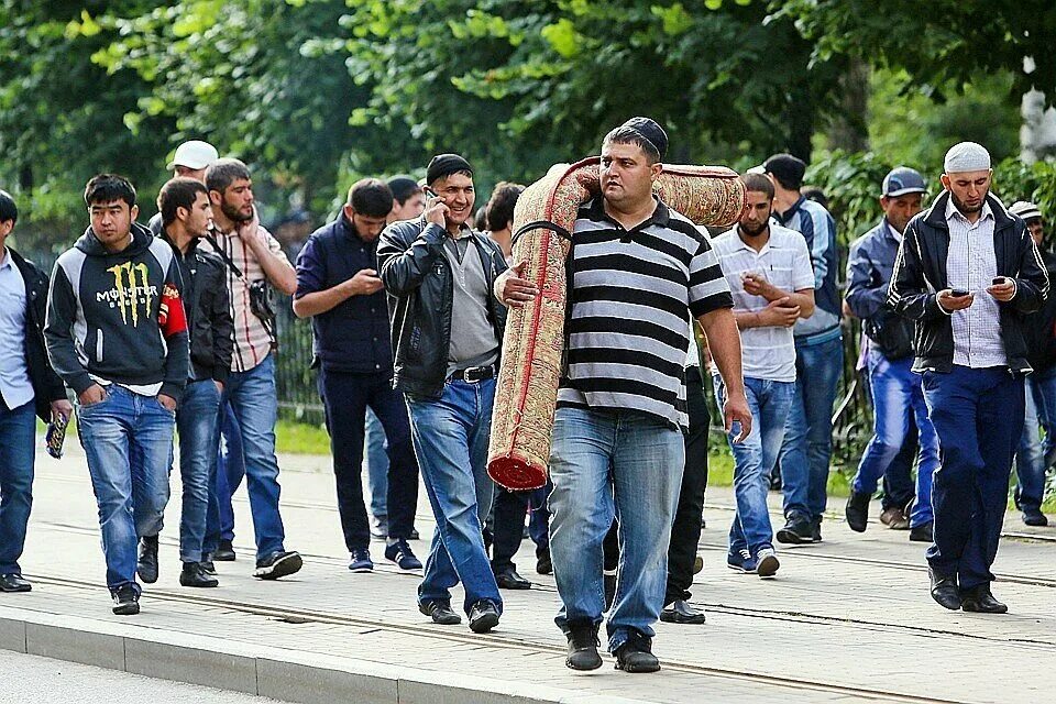 иммигранты в москве. толпа рабочих. трудовые мигранты. таджикские мигранты. мигранты в россии.