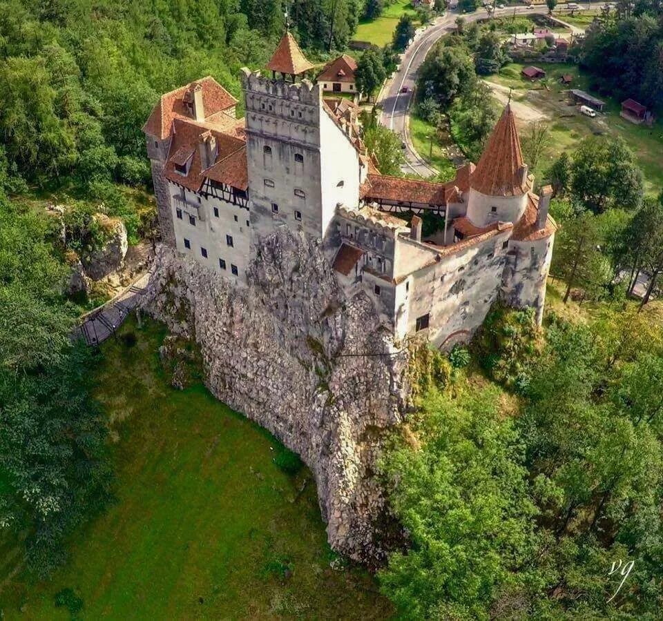 Фото бран. Замок Влада Цепеша в Румынии. Замок Бран (Bran Castle), Румыния. Брашов Румыния замок Дракулы. Брашов Румыния Дракула.