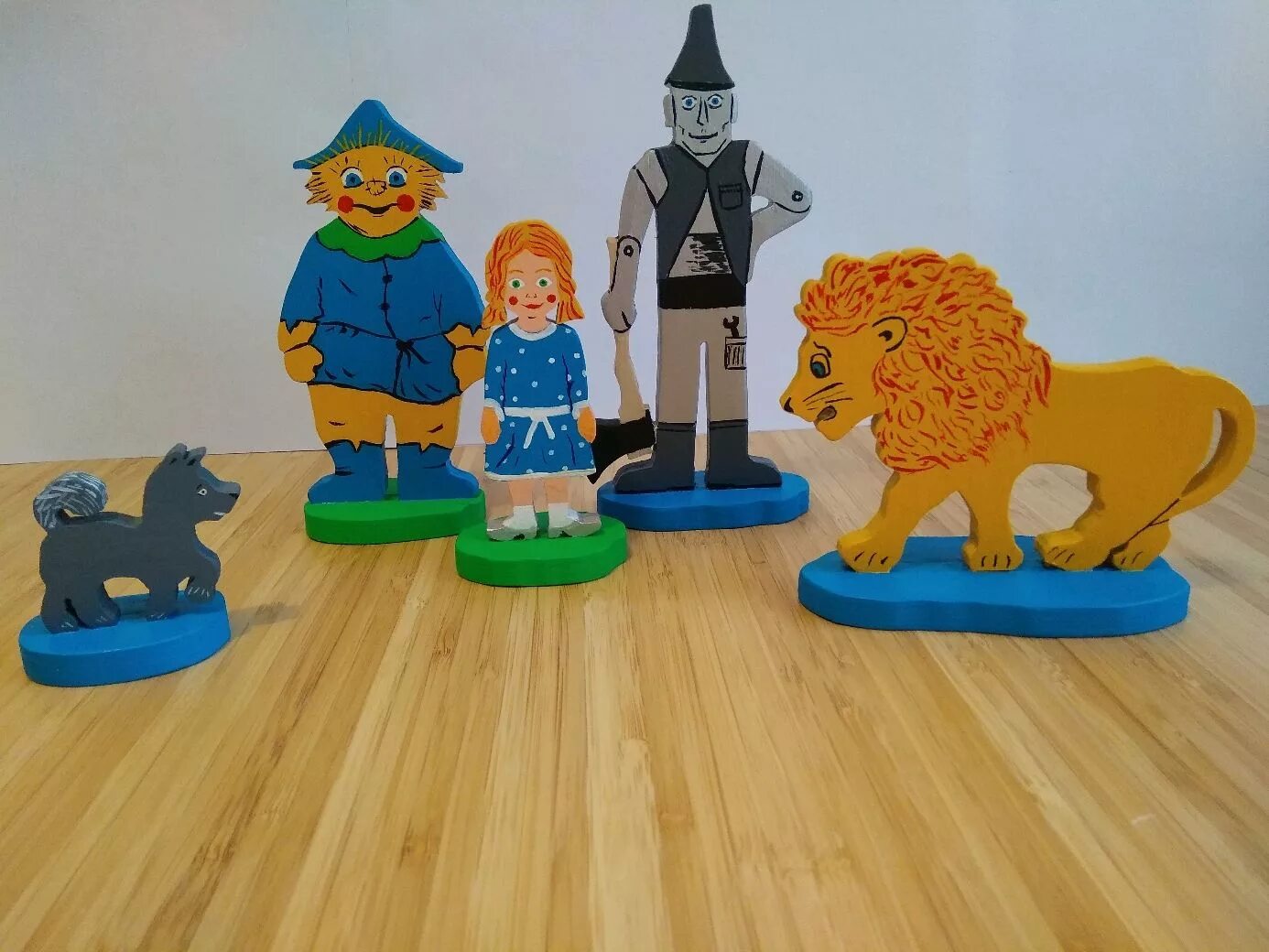 герои мультфильма микки маус и его друзья. Dean winchester hot toys. волшебник изумрудного города фигурки героев. вырезанка алиса в стране чудес. фигуры герои книг.