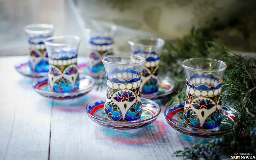 Как называются турецкие кружки для чая. Армуд а стаканы турецкие. Турецкая посуда армуды. Турецкая посуда армуды. Турецкие армуды.