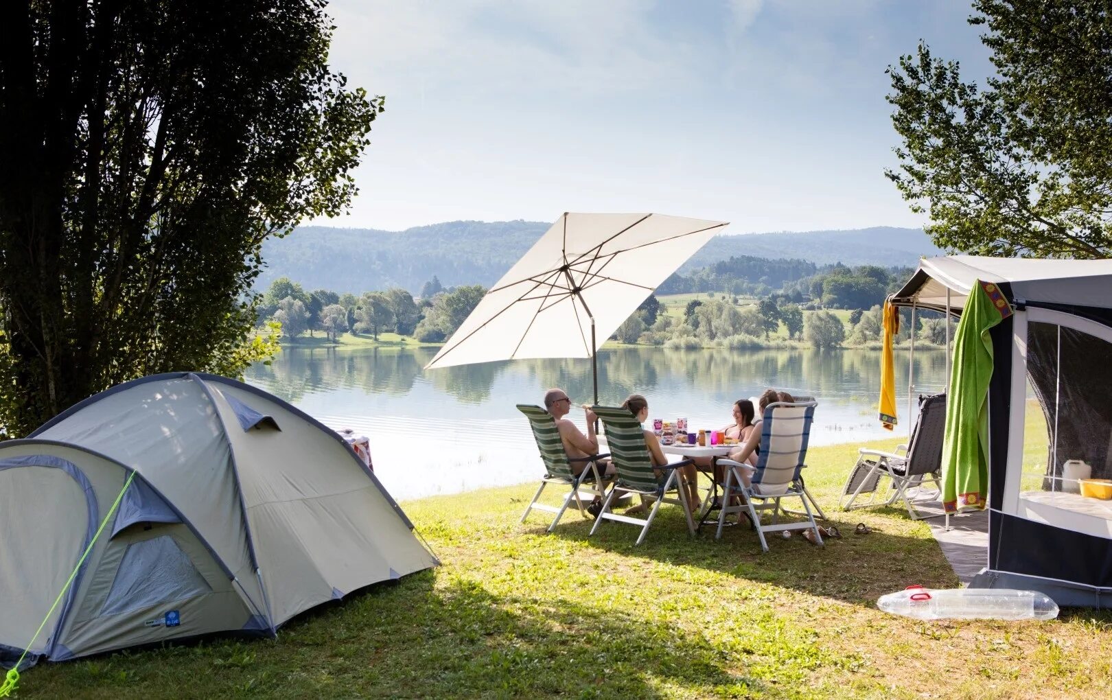 Outdoor camp. Лазурный берег глэмпинг Дзержинский. Форест Лейк глэмпинг озеро. Глэмпинг пляж Лазурный берег. Глэмпинг в Скандинавии.