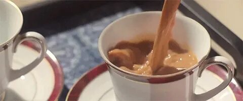 Видео наливают чай