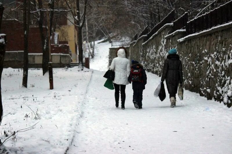 Стояли сильные морозы. Москва каток ледяной дождь. Мем на тему очень скользко.